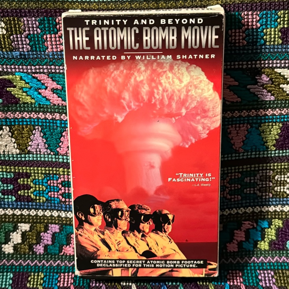 📼 THE ATOMIC BOMB MOVIE 🍿 VHS _good condition. Tested & Approved! Documentary